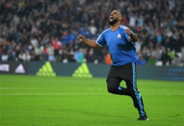Pinigus rinkęs "Marseille" fanas neatsispyrė pagundai nuginkluoti varžovų vartininką (VIDEO)