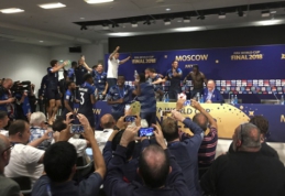 D. Deschampso konferencijoje - dainuojantys futbolininkai ir besiliejantis šampanas (VIDEO)