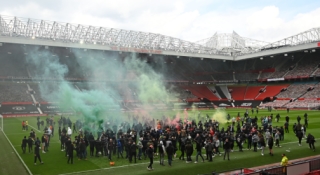 „Man Utd“ fanai pašiurpę: ant galvų krenta stadiono plytos