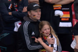 Anglijos fanai džiaugėsi matydami verkiančią mergaitę