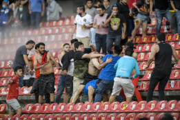 Į „Napoli“ stadioną be bilieto bandęs patekti sirgalius nukrito ir žuvo
