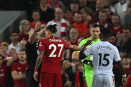 Nunezo pilnas debiutas apkarto: išvarytas puolėjas neleido „Liverpool“ iškovoti pirmos sezono pergalės