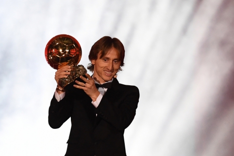 Luka Modričiaus rankose – "Auksinio kamuolio" apdovanojimas
