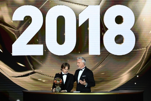 Luka Modričiaus rankose – "Auksinio kamuolio" apdovanojimas