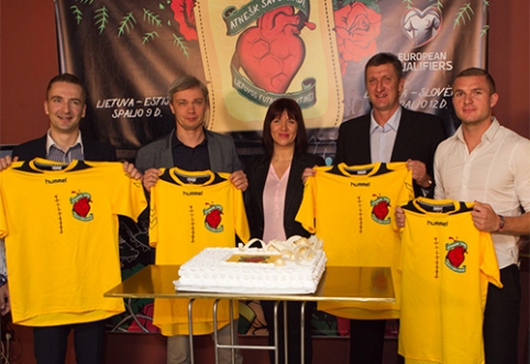 Lietuvos rinktinė kviečia atnešti savo širdis į stadioną 