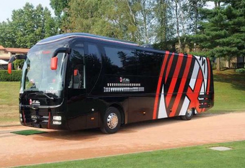 Diržą susiveržusi "Milan" pardavė komandos autobusą