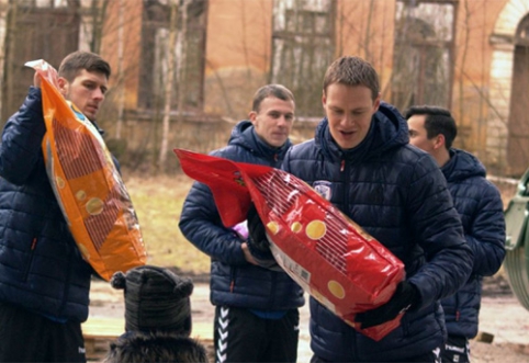 "Stumbro" žaidėjai pradžiugino benamius šunis (VIDEO)