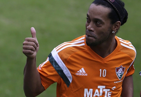 Indijoje ant Ronaldinho vos neužgriuvo surūdijęs šviesoforas (VIDEO)