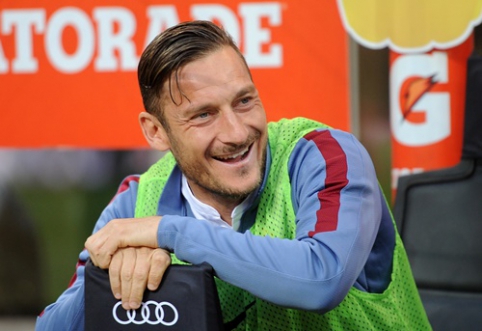 Oficialu: F. Totti dar sezonui lieka "Roma" klube