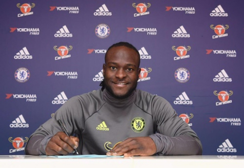 V. Mosesas pasirašė naują kontraktą su "Chelsea"