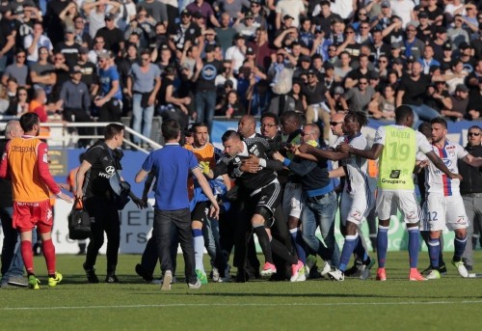 "Lyon" pateko į antrą incidentą per tris dienas - nutrauktas mačas prieš "Bastia" (VIDEO)