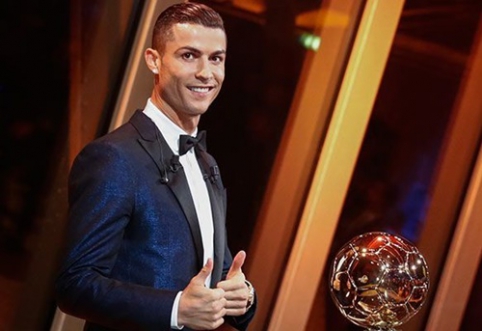 Penktasis "Auksinis kamuolys" - C. Ronaldo rankose