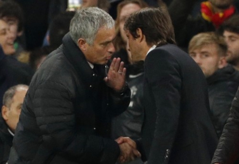 A. Conte įteikti "Man United" marškinėliai su J. Mourinho parašu (VIDEO)