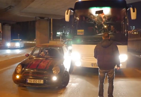 Gruzinas taranavo Lietuvos rinktinės autobusą (VIDEO)