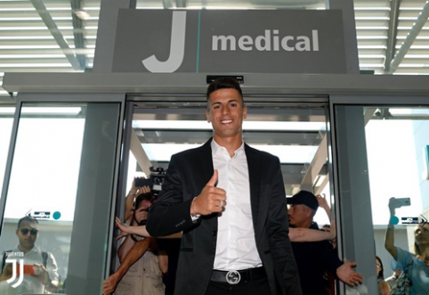 Oficialu: "Juventus" už 40 mln. eurų įsigijo gynėją J. Cancelo
