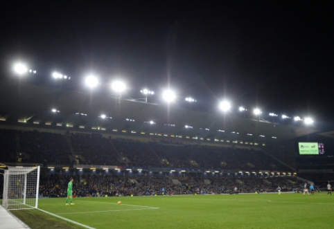 "Burnley" ir "Newcastle" rungtynės buvo nukeltos dėl teisėjų vertintojo apalpimo tunelyje