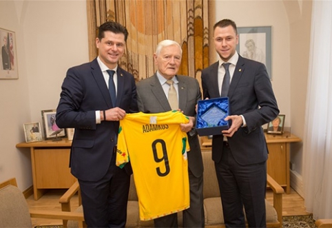 Lietuvos futbolo vadovai aplankė V.Adamkų