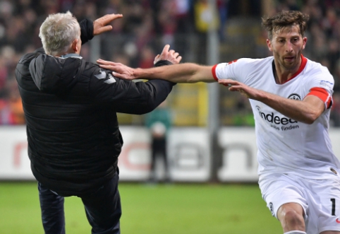 Varžovų trenerį ant žemės paguldęs "Eintracht" kapitonas sulaukė griežtos bausmės