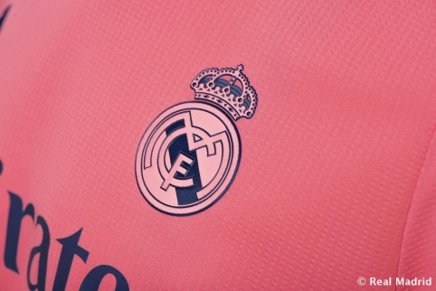 Madrido „Real“ pristatė kito sezono namų ir išvykos aprangas