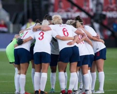 Anglijos ir Vokietijos moterų futbolo rungtynės atšauktos po teigiamo koronaviruso testo tarp „Lionesses“ komandos pagalbinių darbuotojų