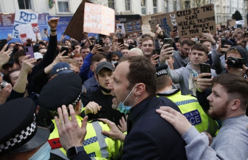 „Chelsea“ fanai prieš mačą su „Brighton“ surengė protestą