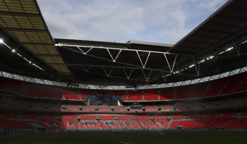 Dar vienas skandalas: „Wembley“ apsauginiai maudėsi piniguose