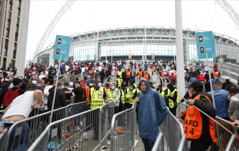 Policija paskelbė pagrindinių „Wembley“ riaušininkų nuotraukas