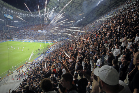 Po fanų fejerverkų Marselio stadione – sunkiai sužalotas vokietis