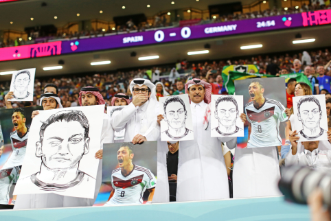 Kataro fanų atsakas vokiečiams: mojavo plakatus su M. Ozilo atvaizdu