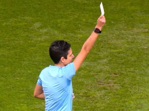 Naujovė: futbolo rungtynėse Portugalijoje pirmą kartą panaudota balta kortelė