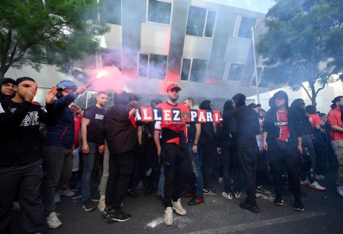 PSG fanai surengė protestą prie klubo būstinės