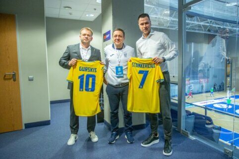 Tarp Lietuvos ir Ukrainos futbolo federacijų vadovų – simbolinis dovanų apsikeitimas