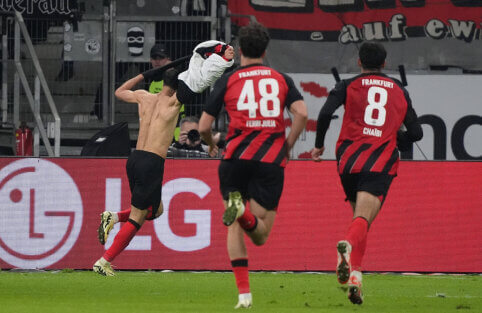 Frankfurto „Eintracht“ antrame kėlinyje atsitiesė prieš „Augsburg“ klubą