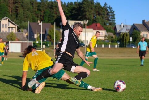 Anykštėnai garbingai kovojo prieš Lietuvos futbolo žvaigždyną