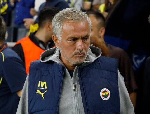 Turkijoje – bausmė teisėjo klaidą TV kameroms parodžiusiam J. Mourinho