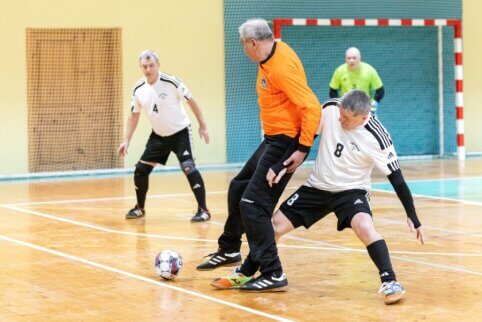 Lietuvos senjorų (60+) futsal čempionate lyderiai prarado pirmuosius taškus