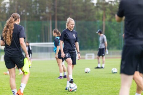 Futbolininkės pasitinka vakaro dvikovą: „Pirmą žingsnį padarėme, dabar reikia mūsų sirgalių“